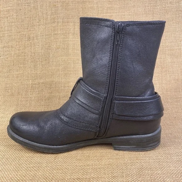 Bear Trap Boots Black  Buckle Side Zip
Women's Size 7 - Picture 3 of 12